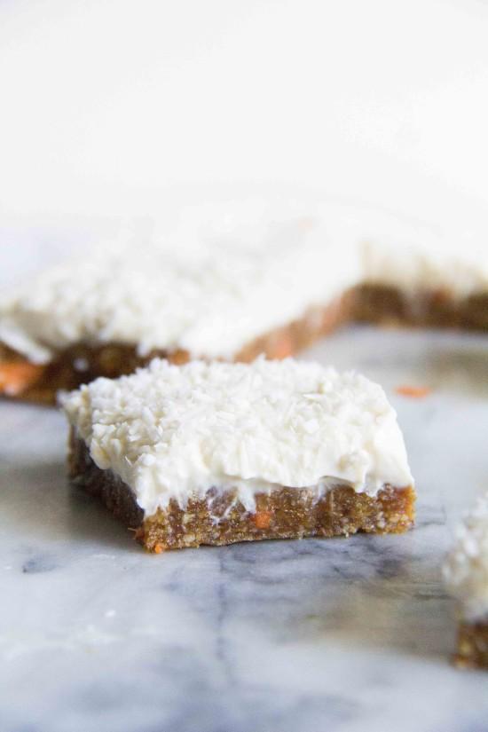 These No Bake Carrot Cake Cream Cheese Bars are the perfect spring dessert! 