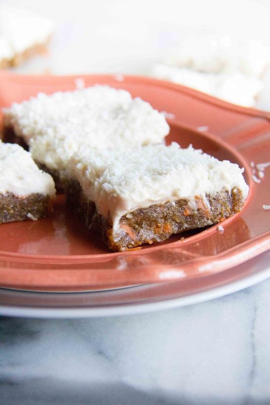 These No Bake Carrot Cake Cream Cheese Bars are the perfect spring dessert! 