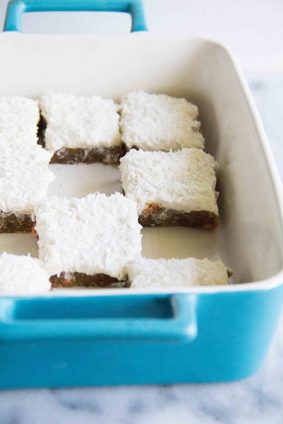 These No Bake Carrot Cake Cream Cheese Bars are the perfect spring dessert! 