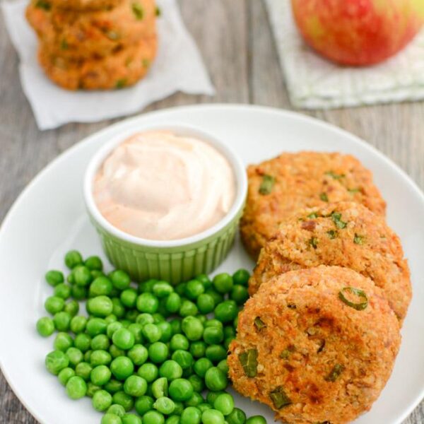 These Tuna Quinoa Cakes are a great way to add some extra protein to your day. Eat them plain, put them on a bun, or use them to top your salad for a healthy lunch or dinner!