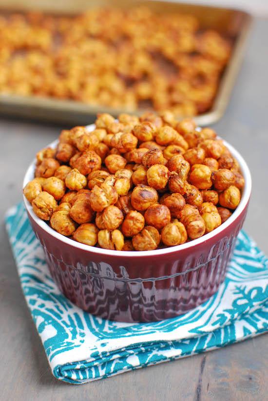 Want to know the secret to perfectly roasted chickpeas? Click to find out the recipe for this healthy snack!