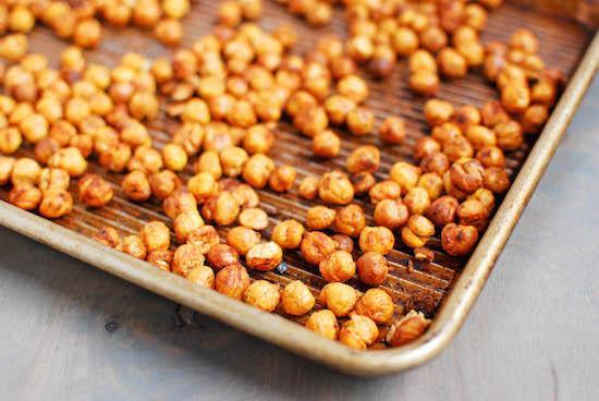 Want to know the secret to perfectly roasted chickpeas? Click to find out the recipe for this healthy snack!