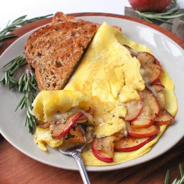 apple cheddar omelet