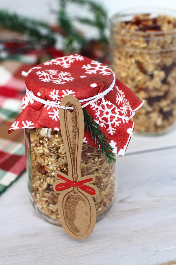 This Cherry Pecan Quinoa Granola makes the perfect holiday gift!