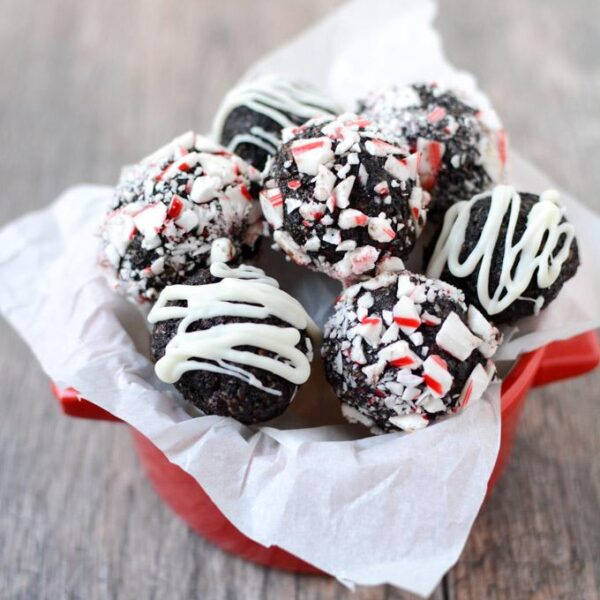 These No-Bake Peppermint Chocolate Bites are simple, healthy and ready in minutes. This gluten-free recipe would make a great addition to your holiday cookie tray!