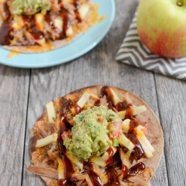 These Pulled Pork and Apple Tostadas are a simple way to transform your pulled pork leftovers! Make them for lunch, dinner or a quick snack!