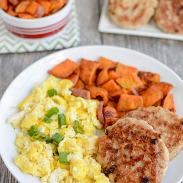 This recipe for Maple Apple Breakfast Sausage is the perfect addition to your weekend breakfast or brunch! Made with ground chicken, it's simple, lean and flavorful!