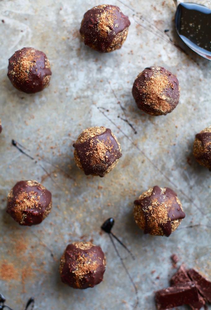Gingerbread & Dark Chocolate Energy Balls