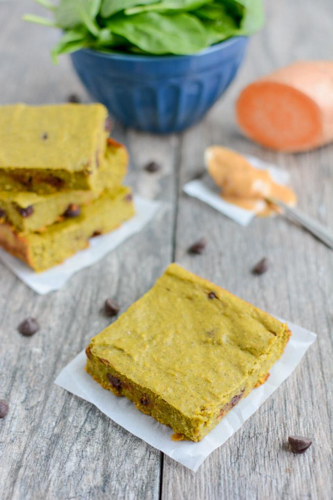 These gluten-free Green Smoothie Snack Bars are healthy, easy to make and kid-friendly. They're made with real food ingredients and packed with protein and healthy fats - perfect for a quick breakfast or snack!