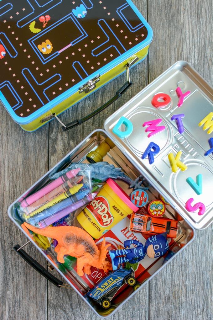 Learn how to make a busy box for toddlers. These boxes are easy to customize and perfect for keeping toddlers occupied at a restaurant, on a plane, while mom is nursing and more!