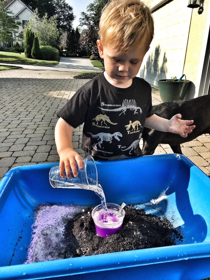 baking soda and vinegar volcano