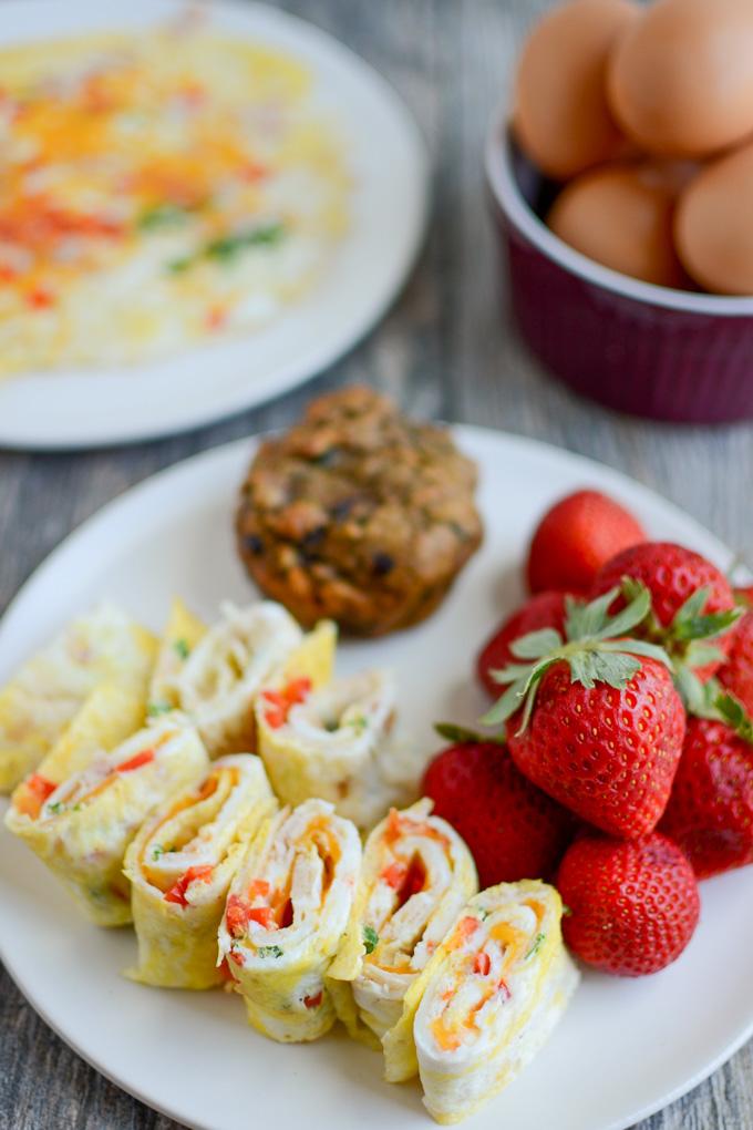 Omelet spirals with turkey, peppers and onions