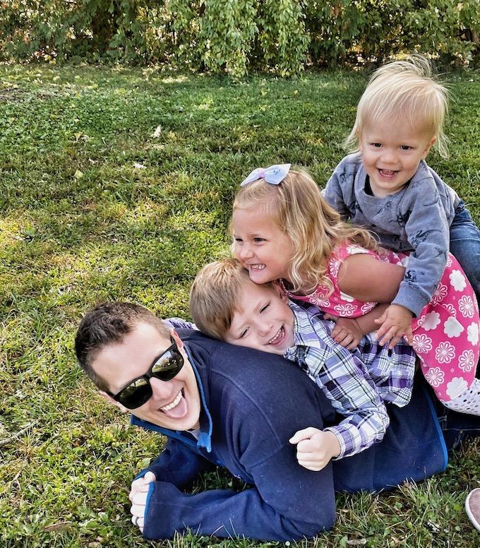 family photo dad and 3 kids family photo
