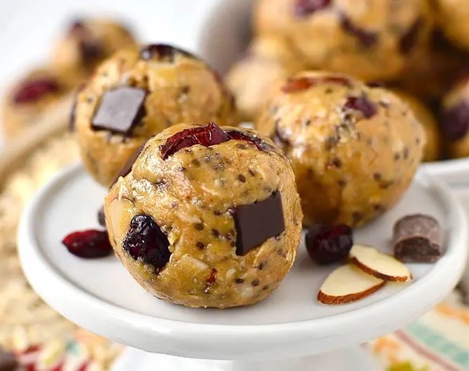 no bake cranberry chocolate almond energy bites