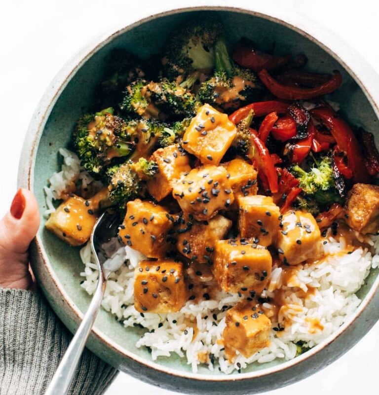 meal prep spicy peanut tofu bowls