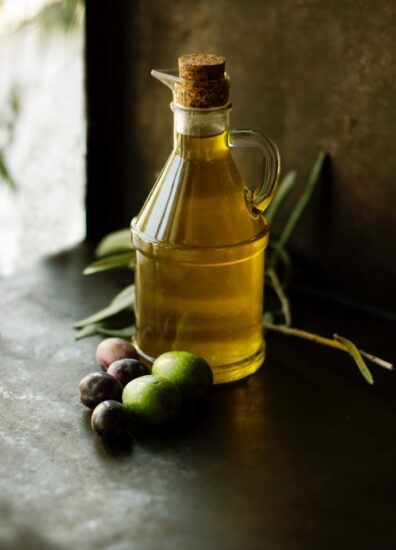 The Ultimate Guide to Cooking Oils: Types, Smoke Points, and How to Use Them 3 olive oil