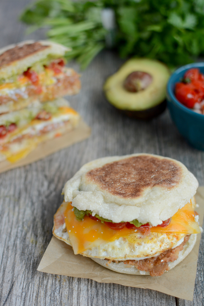 Huevos Rancheros 4 ovos rancheros sanduíche de café da manhã