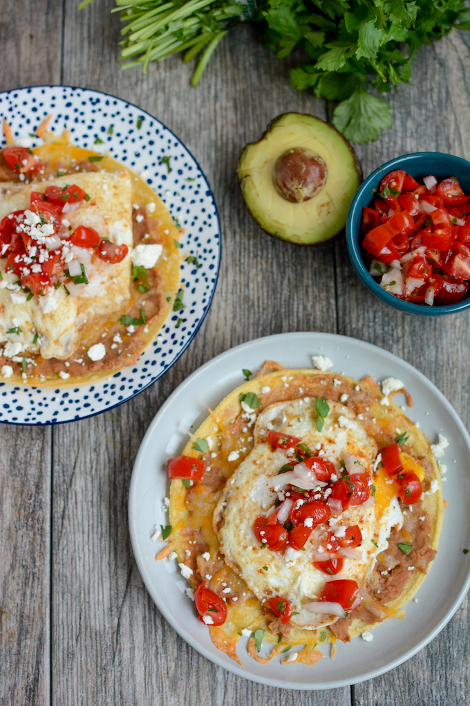 Huevos Rancheros 3 ovos rancheros tostada com ovo frito, pico de gallo e queijo cotija
