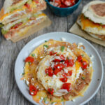 ovos rancheros torradas ou sanduíche de café da manhã