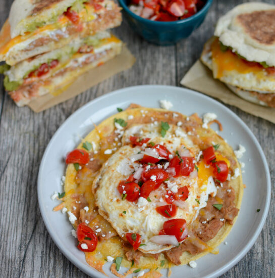 ovos rancheros torradas ou sanduíche de café da manhã